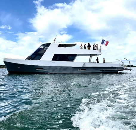 Photo d'un jeune couple de mariés sur le bateau